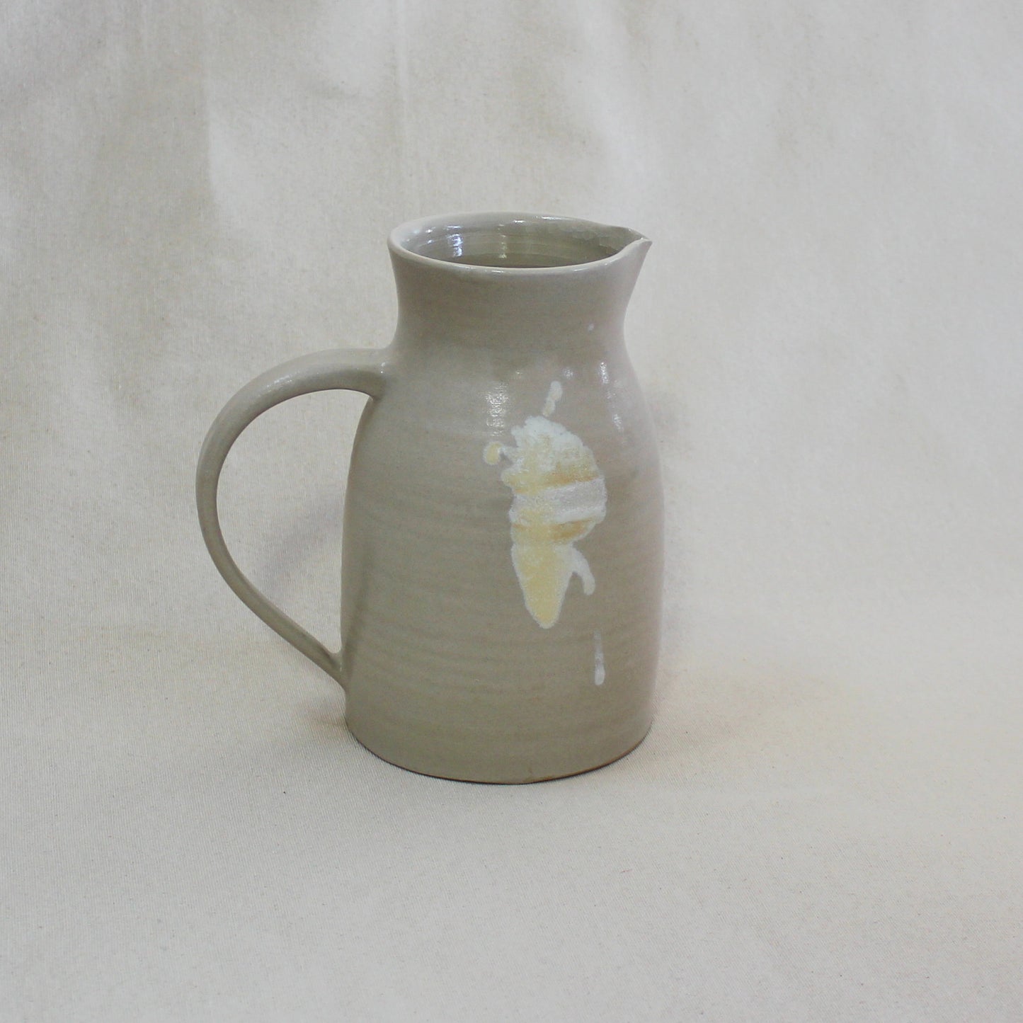 Carafe - Beige - tâche jaune